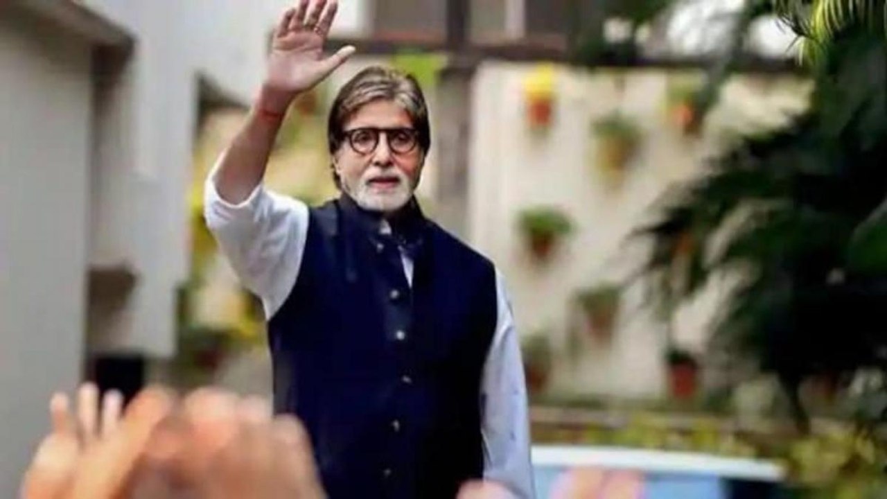 Fans gathered outside Jalsa as Amitabh Bachchan turns 79