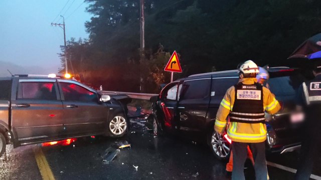 횡성서 승합차-트럭 충돌사고...트럭 운전자 숨져 / YTN