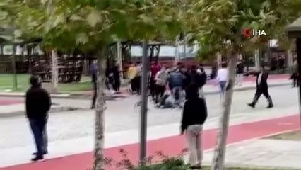 Esenyurt'ta gençlerin uçan tekmeli kavgası kamerada