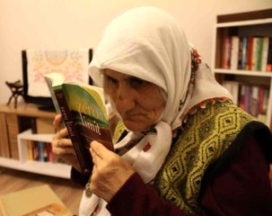 Yüzde 99 görme engeline rağmen her gün en az bir kitap okuyor