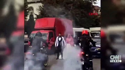 Yolda drift yaparak lastik yaktılar