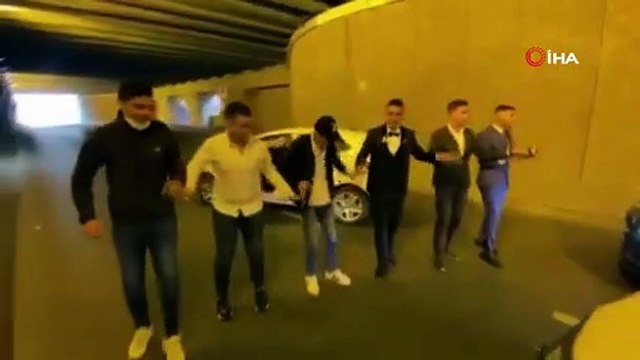 Alt geçidi trafiğe kapatıp halay çektiler