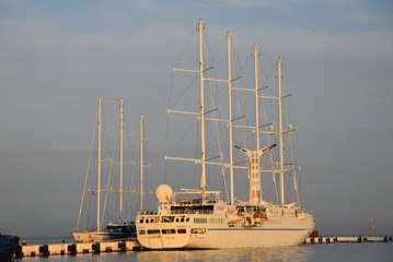 Kuşadası'na iki lüks yelkenli kruvaziyer yanaştı