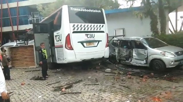 Diduga Rem Blong, Bus Tabrak Gerbang Tol dan Kantor Marga Sarana