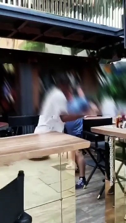 ◆ 喝酒变冲突 外籍男与印裔男酒吧外“开片”（02）