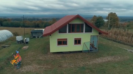 تعبيرا عن الحب.. زوج يبني لزوجته منزلا دوارا لإسعادها