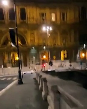 Une Mini Cooper s'enfonce directement vers un feu rouge !