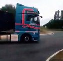 Un chauffeur de camion très satisfait de son nouveau klaxon !