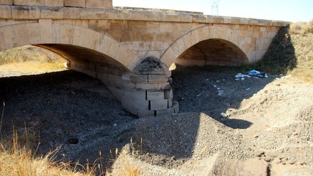 Define avcıları tarihi köprüyü talan etti