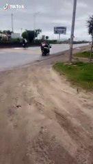 Bố buộc xe máy vượt hơn 200 km ra Hà Nội cho con đi làm