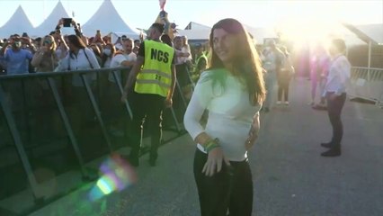 Macarena Olona se lanza a bailar 'La Macarena' arropada por decenas de personas en el acto de Vox