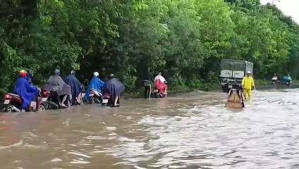 Mưa lớn tai Hà Nội, đường biến thành sông