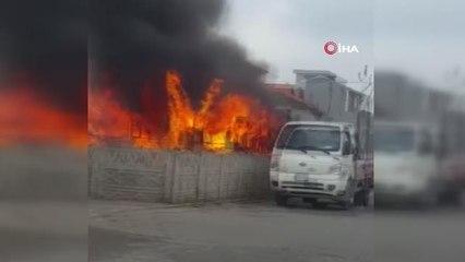 Oksijen makinesinin çıkardığı yangın barakayı küle çevirdi