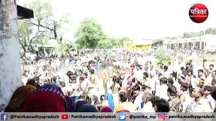 खाद का ट्रक रुकते ही पचास-पचास किलो की बोरी ले भागे लोग