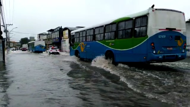 Ruas alagadas no bairro Cobilândia, em Vila Velha
