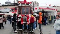 Patenli gençlerin nostaljik tramvay arkasında tehlikeli yolculuğu kamerada