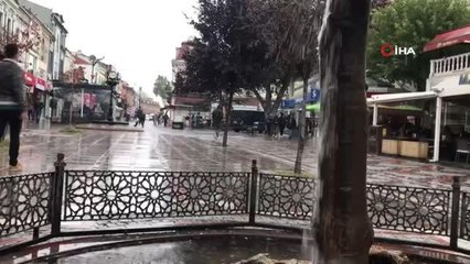 Edirne'de sağanak yağış hayatı olumsuz etkiledi