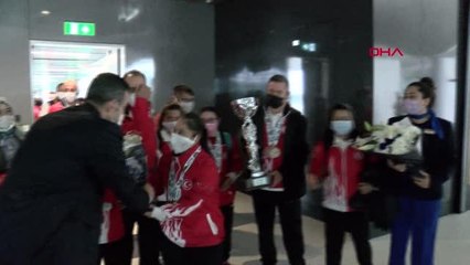 SPOR Down sendromlu şampiyon sporcular çiçeklerle karşılandı