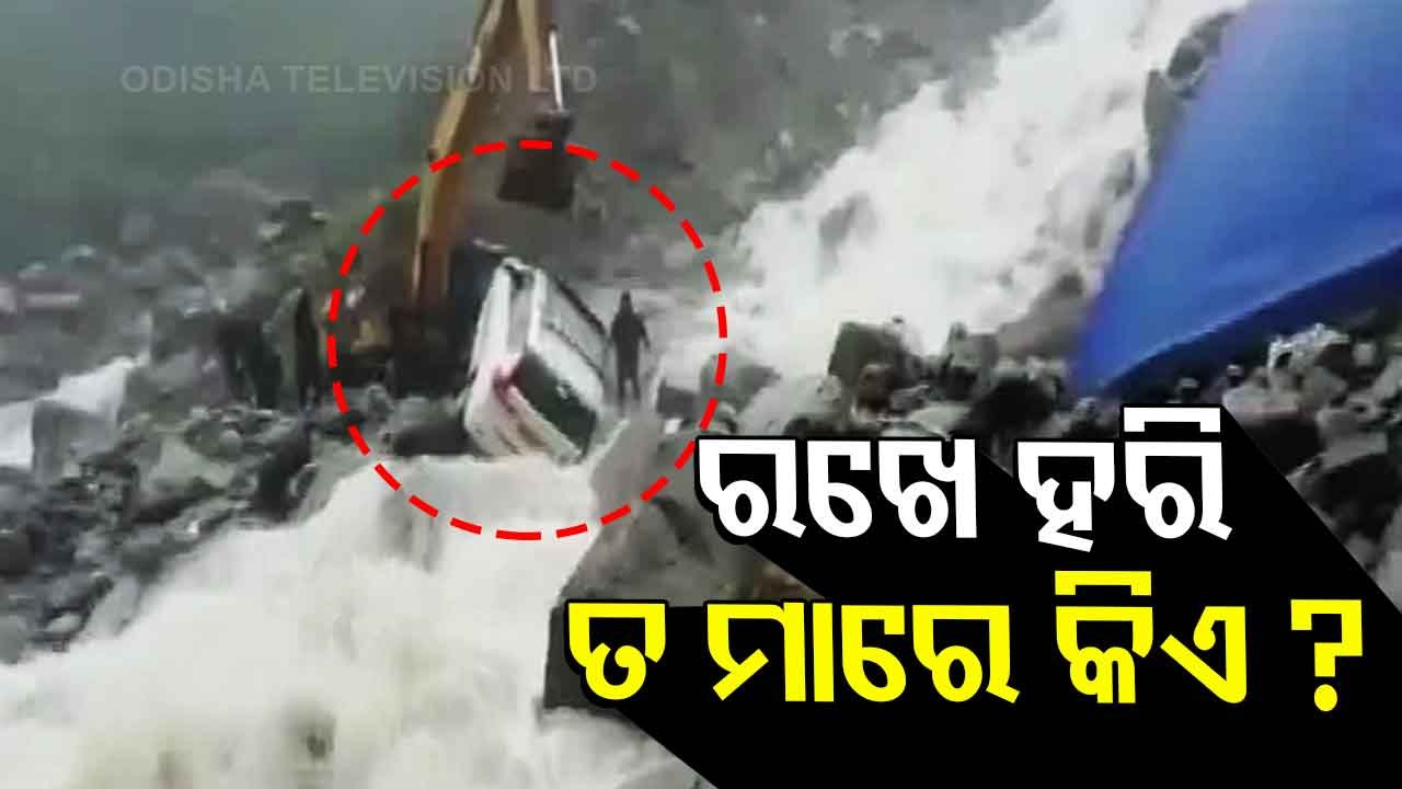 car was stuck at the swollen Lambagad nallah near Badrinath