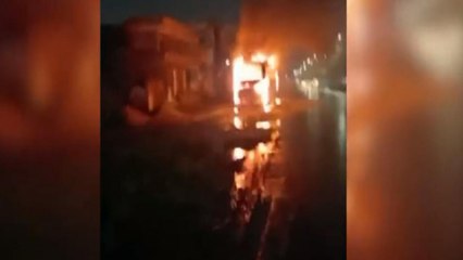 Tải video: Uttar Pradesh: Parked bus catches fire in Lucknow