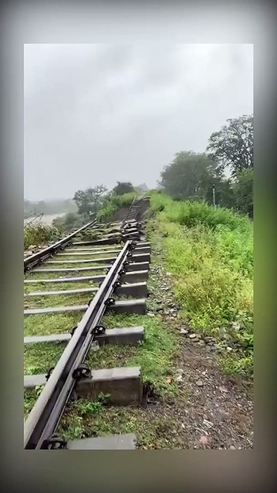 Uttarakhand के काठगोदाम में बाढ़ के कारण टूटा रेलवे ट्रैक