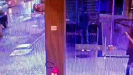 Câmera flagra caminhão de entrega sendo arrombado no Calçadão da Av. Brasil