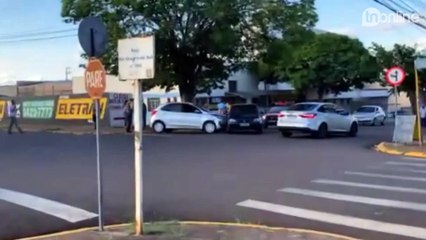 Acidente próximo da Rodoviária de Apucarana provoca danos