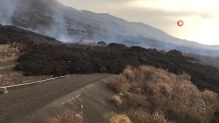 La Palma'da yanardağdan akan lav çimento fabrikasını yaktı