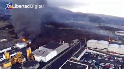 Una nueva colada de lava arrasa un polígono industrial en La Palma