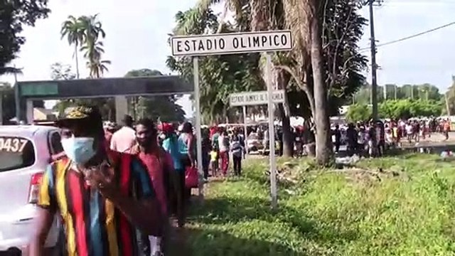 Miles de migrantes se congregaron afuera Estadio Olímpico Tapachula