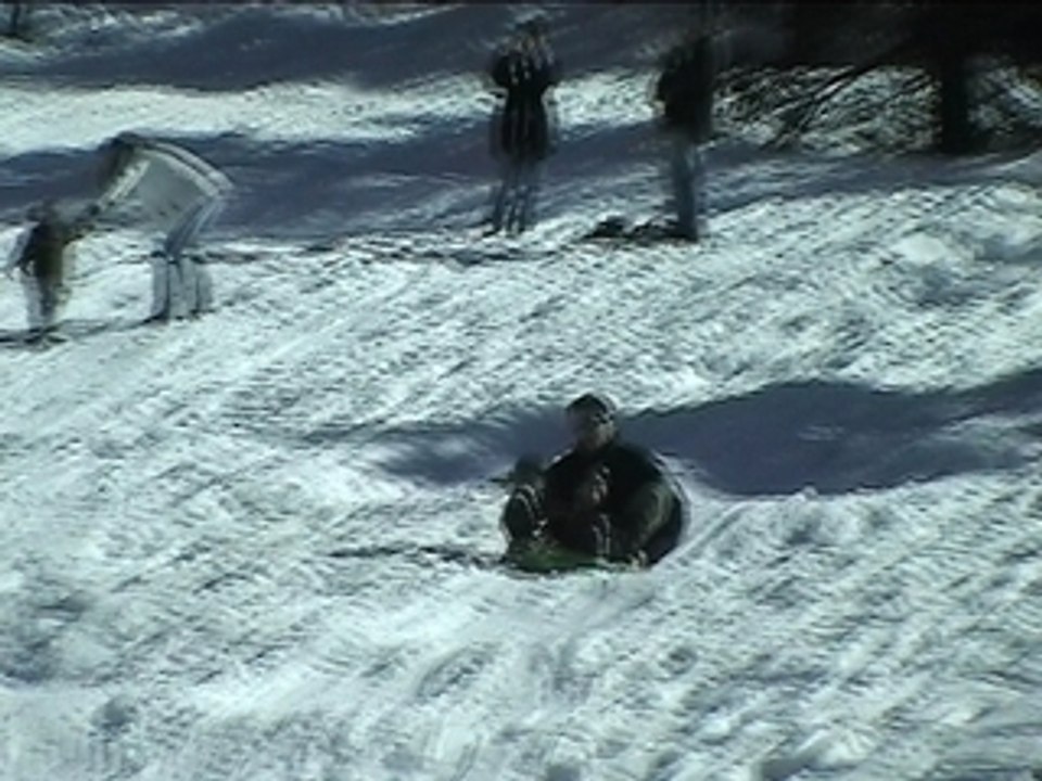 Léo fait de la luge