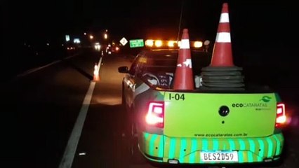 Скачать видео: Carro ocupado por três homens sai da pista e tomba às margens da BR-277; PRF e Ecocataratas foram mobilizados