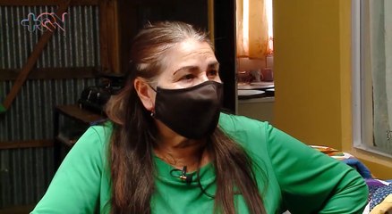 mqn-Doña Isabel hace vestidos con material reciclable 111021