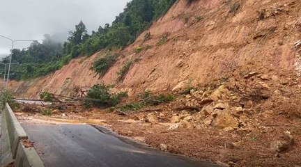 ระนอง ฝนตกทั้งคืน ดินภูเขาถล่มปิดเส้นทางสายหลัก-เสาไฟฟ้าล้ม