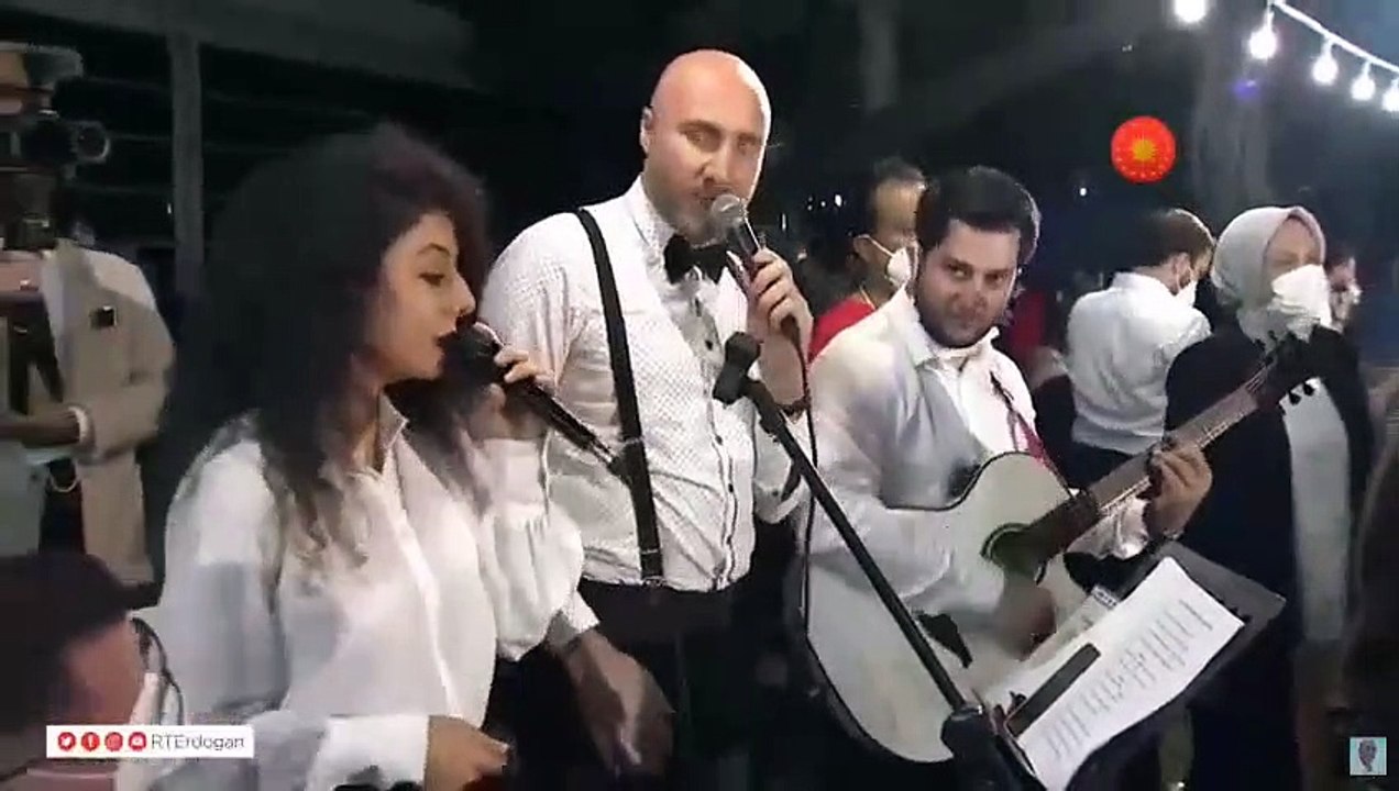 Cumhurbaşkanı Erdoğan, gençlerle Tarkan şarkısı söyledi: 'Gül Döktüm Yollarına'