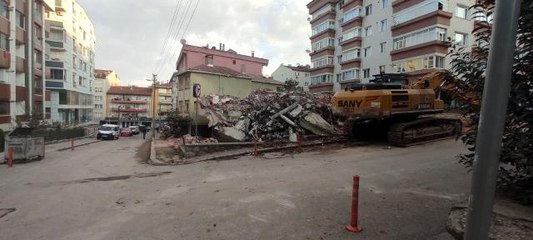 Son dakika haberi... Yıkılan bina elektrik tellerine çarptı, ortalık savaş alanına döndü