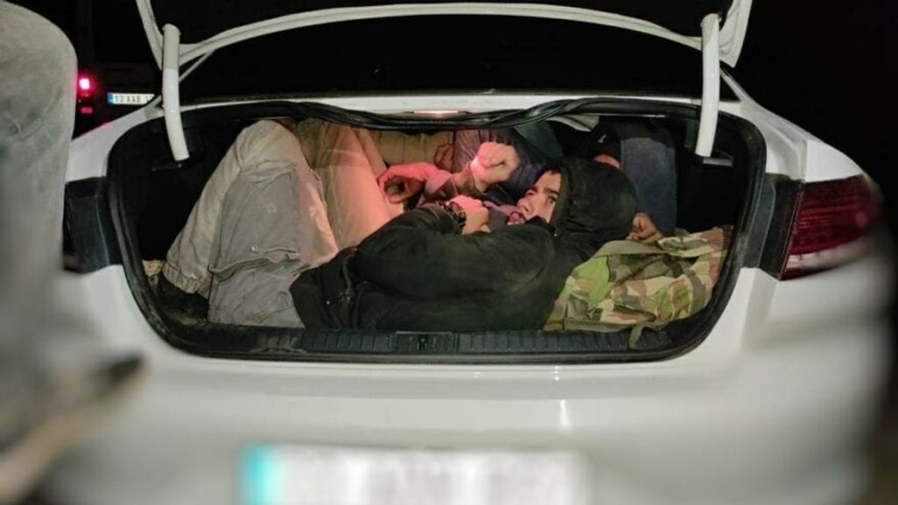 29 kaçak göçmenin balık istifi yakalandığı iki otomobilin sürücüleri tutuklandı