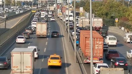 İstanbul'da trafik yoğunluğu yaşanıyor