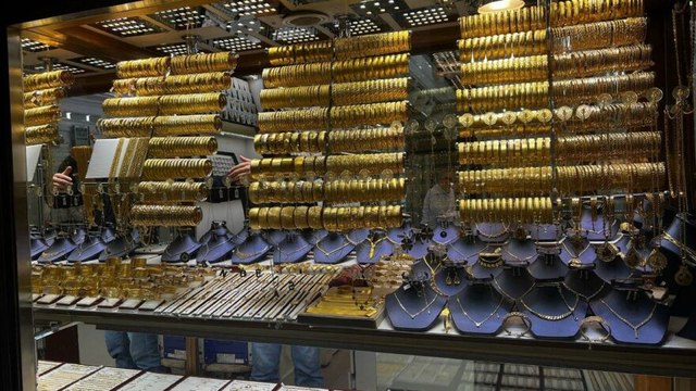 Biri oyaladı diğeri bileziği çaldı