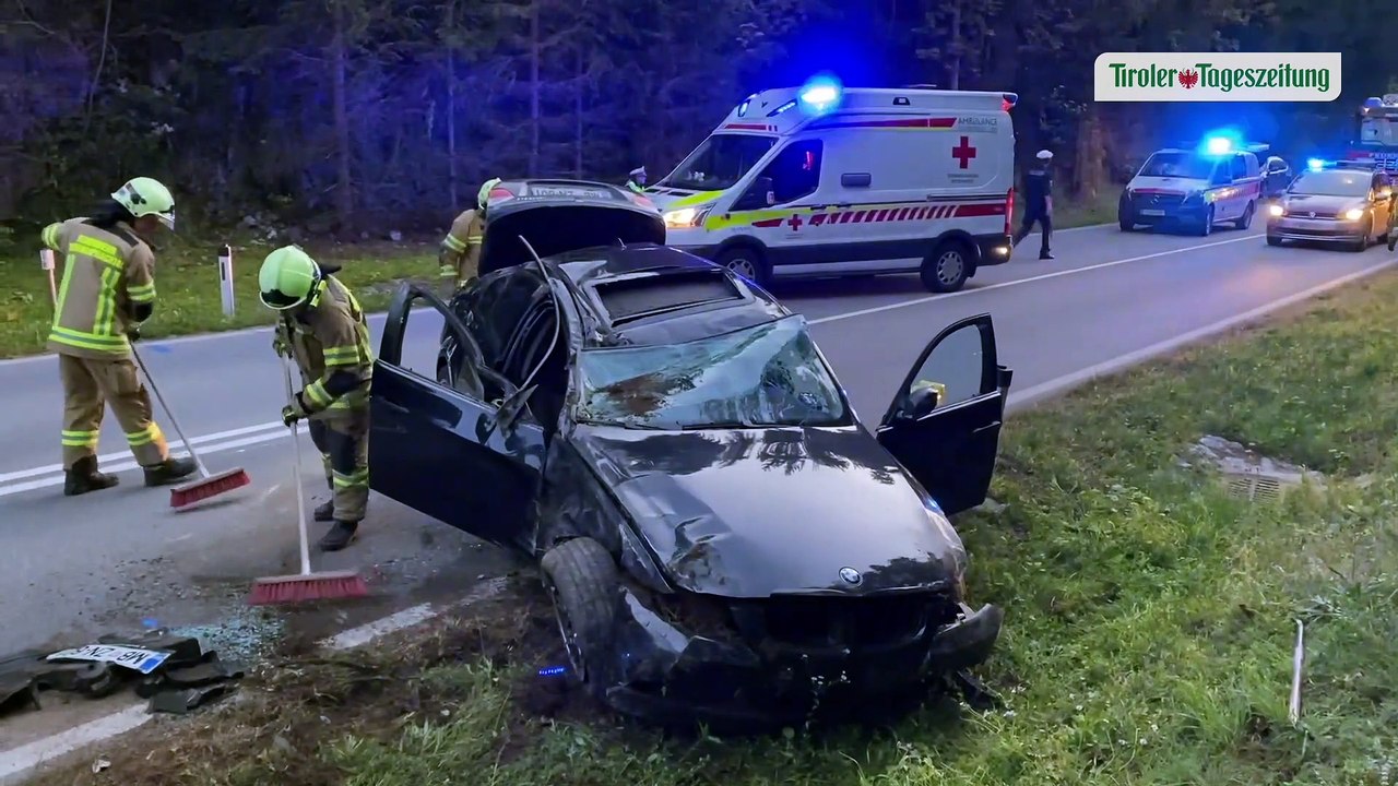 Pkw prallte im Alpbachtal gegen Böschungsmauer: Auto überschlug sich