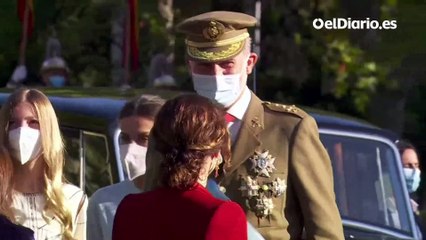 Reciben a Sánchez con abucheos en la recepción del rey