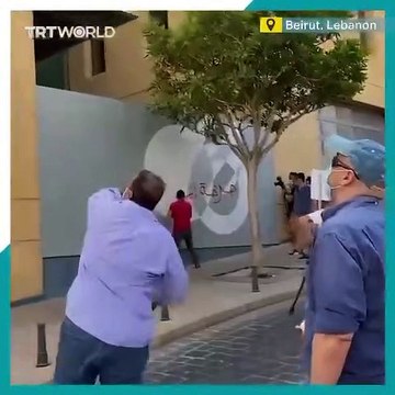 El Banco Central de Líbano ordena bloquear las cuentas de los clientes de los bancos y provoca que la gente acuda desesperada a las puertas de las sucursales, cuando las barbas de tu vecino veas pelar...