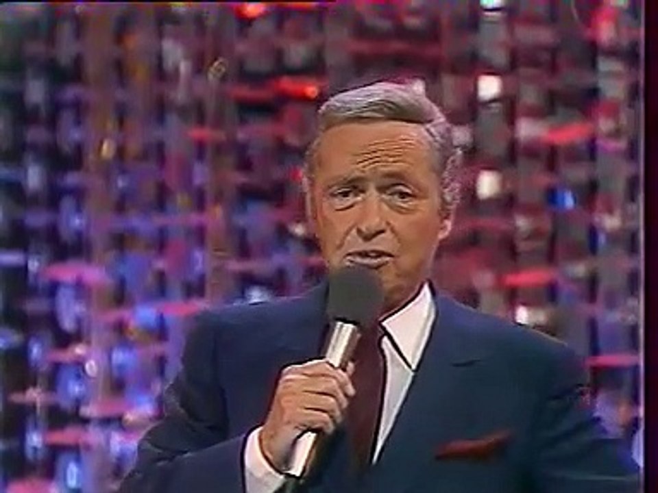 Wham! chante son tube "Wake me up before you go-go"