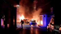 Bomberos y policías tuvieron que emplearse a fondo para sofocar un incendio provocado en Molina de Segura.