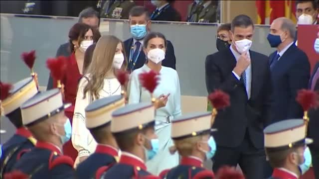 El rey preside el desfile militar de la Fiesta Nacional