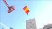 Aterrizaje sin incidentes de la brigada paracaidista con la bandera de España