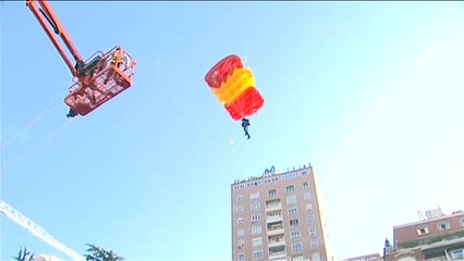 Aterrizaje sin incidentes de la brigada paracaidista con la bandera de España