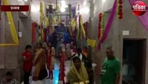 नवरात्र के अवसर पर दुर्गा मंदिर में उमड़ी भक्तों की भीड़, मंदिर के पुजारी ने बताया...