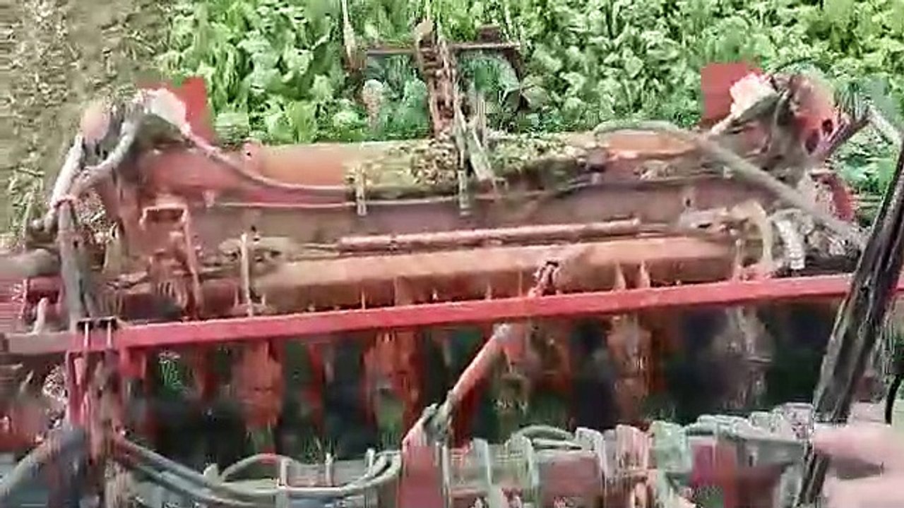 Dans l'arracheuse à betteraves de Bertrand Morelle agriculteur à Estreux
