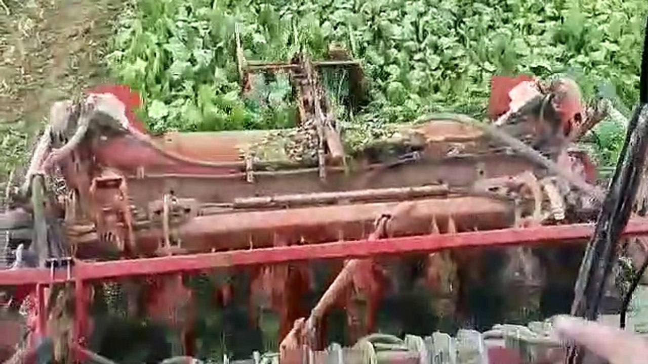 Dans l'arracheuse à betteraves de Bertrand Morelle agriculteur à Estreux